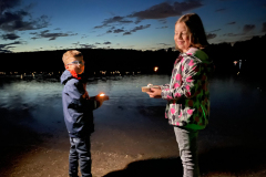 Kinder setzen Boot mit Licht zum Lichterfest auf den Großen See Pahna